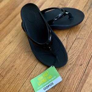 Oofos Black Recovery Flip Flops - Women’s size 7